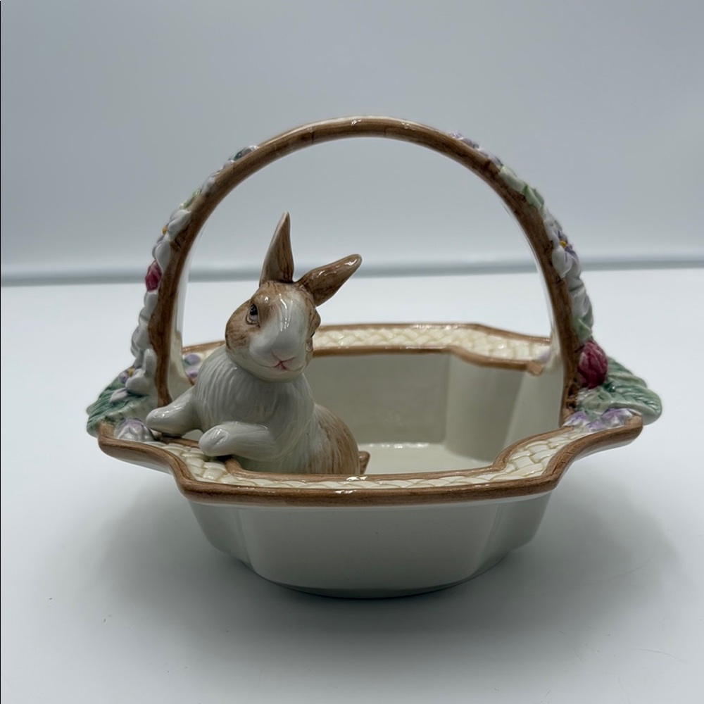 FITZ AND FLOYD ESSENTIALS BOTANICAL BUNNY BASKET WITH HANDLE - Picture 1 of 16